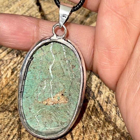 Beautiful Magnesite Howlite 2 1/4” - Picture 10 of 11